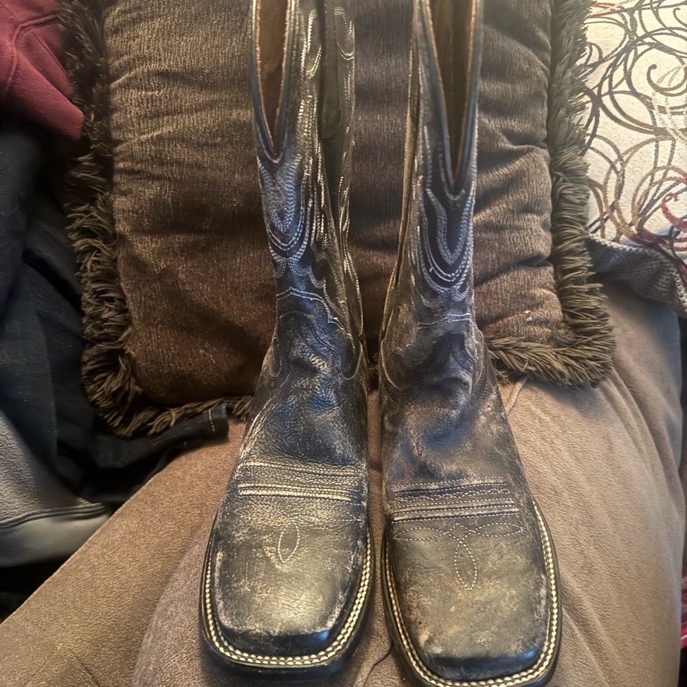 Men’s circle G boots from buckle